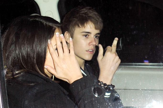 justin-bieber-selena-gomez-birthday-party-03022011-14.jpg