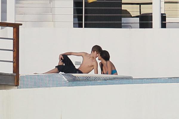 selena-gomez-bikini-bieber-2.jpg