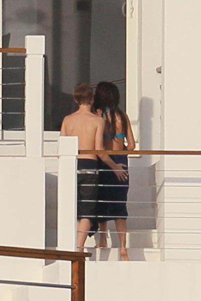 selena-gomez-bikini-bieber-3.jpg
